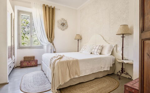 Villa Chiovada: Mobilia, Letto, Interior Design, Camera Da Letto, Parete, Bedding, Lenzuolo, Legna, Pavimento, Camera