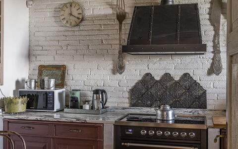 Villa Chiovada: Parete, Cucina, Legna, Pavimentazione, Interior Design, Elettrodomestico Da Cucina, Illuminazione, Cucina Stufa, Lampada, Mobilia