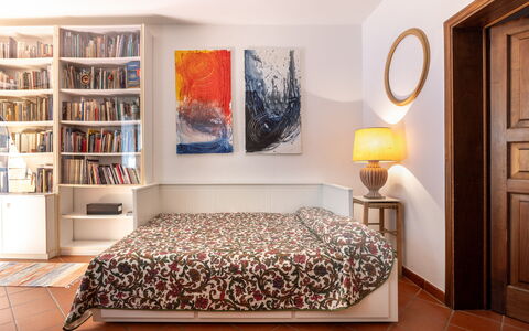 Il Ferrone Apartment with Garden - Greve in Chiant: Mobilia, Interior Design, Parete, Pavimentazione, Pavimento, Camera, Camera Da Letto, Legna, Letto, Tessile