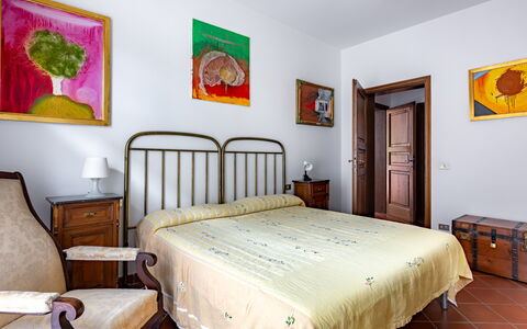 Il Ferrone Apartment with Garden - Greve in Chiant: Letto, Mobilia, Camera Da Letto, Bedding, Parete, Lenzuolo, Interior Design, Legna, Camera, Cornice