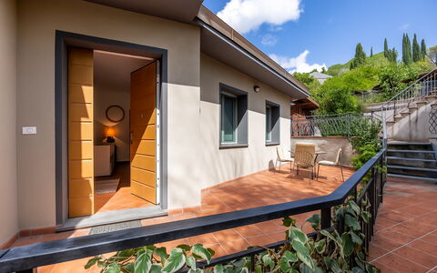 Il Ferrone Apartment with Garden - Greve in Chiant: Casa, Architettura, Color Legno, Estate, Latifoglie, Balcone, Eco Hotel, Design, Deck, Illuminazione Diurna
