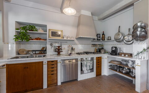 Aqua Bio Retreat: Cucina, Controsoffitto, Elettrodomestico Da Cucina, Interior Design, Cucina Stufa, Cabinetry, Pavimentazione, Legna, Apparecchio Major, Mobilia