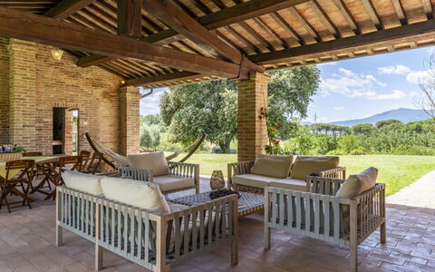 Aqua Bio Retreat: Mobilia, Legna, Sedia, Interior Design, Tavolo, Mobili Da Esterno, Pavimentazione, Soffitto, Portico, Pavimento