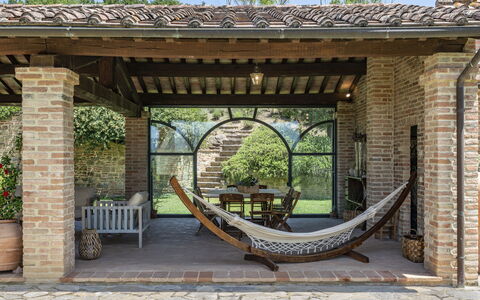 Aqua Bio Retreat: Mobilia, Brick, Giardino, Mobili Da Esterno, Vaso Di Fiori, Struttura Esterna, Sedia, Colonna, Terrazza, Estate