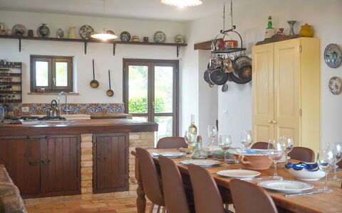 Villa la Dolcevita: Mobilia, Interior Design, Cucina, Legna, Pavimentazione, Tavolo, Cucina & Sala Da Pranzo Tavolo, Sedia, Lampada, Camera