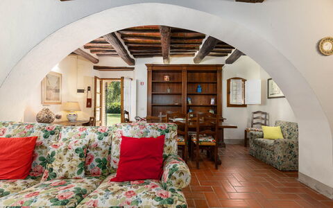 Mulino di Carpineto with Pool Gaiole in Chianti: Mobilia, Parete, Casa, Pavimentazione, Interior Design, Casa, Tavolo, Divano, Soggiorno, Camera