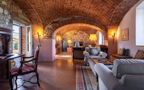 Il Gabbro, Luxury Experience: Mobilia, Parete, Interior Design, Pavimentazione, Soffitto, Divano, Sedia, Tavolo, Pavimento, Soggiorno