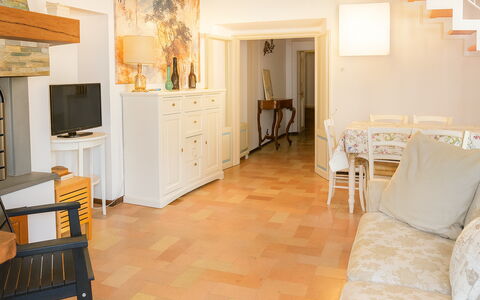 Appartamento la Fontana, Assisi: Mobilia, Interior Design, Pavimentazione, Pavimento, Legna, Soffitto, Camera, Illuminazione, Soggiorno, Divano