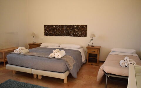 Appartamento la Fontana, Assisi: Mobilia, Letto, Camera Da Letto, Lenzuolo, Interior Design, Bedding, Legna, Tessile, Pavimento, Camera