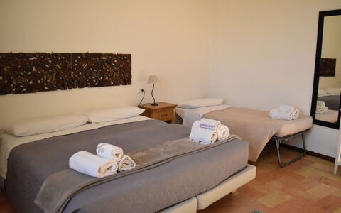Appartamento la Fontana, Assisi: Letto, Mobilia, Camera Da Letto, Lenzuolo, Interior Design, Bedding, Pavimento, Telaio Del Letto, Camera, Biancheria