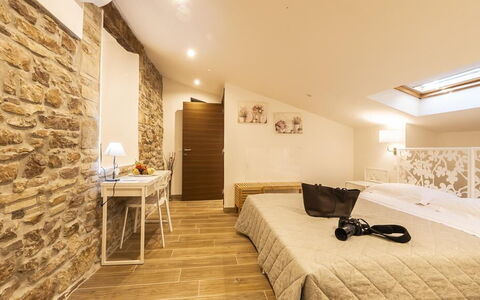 Appartamento la Fontana, Assisi: Interior Design, Mobilia, Soffitto, Camera Da Letto, Legna, Pavimentazione, Pavimento, Tessile, Letto, Illuminazione