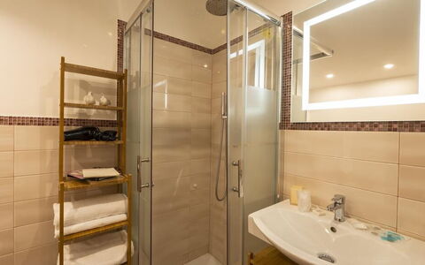 Appartamento la Fontana, Assisi: Bagno, Idraulico Fixture, Pavimentazione, Interior Design, Parete, Pavimento, Specchio, Lavello, Rubinetto, Lavandino Del Bagno