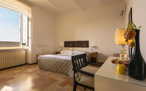 Appartamento la Fontana, Assisi: Mobilia, Letto, Interior Design, Camera Da Letto, Parete, Pavimentazione, Pavimento, Camera, Lenzuolo, Legna