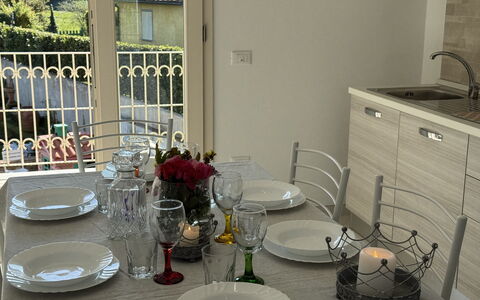 Villa al Glicine: Mobilia, Tavola, Interior Design, Tavolo, Pavimentazione, Cucina & Sala Da Pranzo Tavolo, Sedia, Sala Da Pranzo, Illuminazione, Serveware