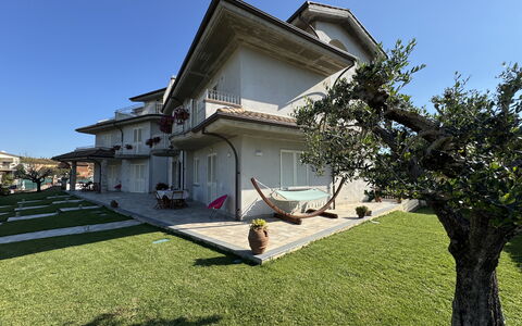 Villa al Glicine: Costruzione, Zona Residenziale, Casa, Casa, Tetto, Architettura, Estate, Prato, Giardino, Dimora