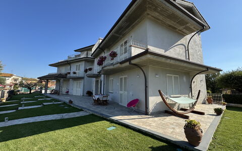 Villa al Glicine: Costruzione, Finestra, Zona Residenziale, Casa, Casa, Tetto, Estate, Insediamento Umano, Villa, Prato