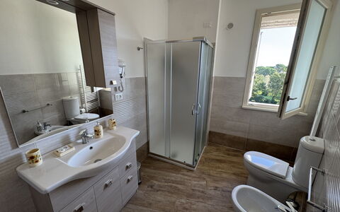 Villa al Glicine: Pavimentazione, Idraulico Fixture, Pavimento, Interior Design, Lavello, Bagno, Idraulico, Camera, Rubinetto, Lavandino Del Bagno