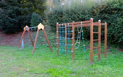 Alina Villa: Attrezzatura Giochi All'Aperto, Spazio Pubblico, Terreno Di Gioco, Ricreazione, Insediamento Umano, Giardino, Parco, Giocare, Swing