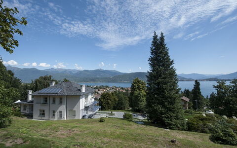 Alina Villa: Albero, Casa, Casa, Montagna, Collina, Paesaggio, Zona Residenziale, Highland, Tetto, Catena Montuosa