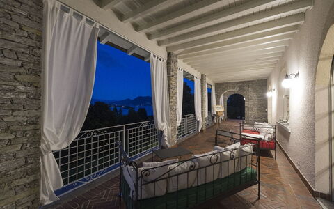Alina Villa: Mobilia, Pavimentazione, Pavimento, Sedia, Soffitto, Balcone, Villa, Mobili Da Esterno, Hotel, Eco Hotel