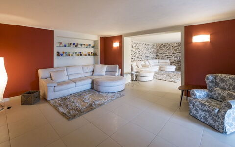 Alina Villa: Mobilia, Interior Design, Pavimentazione, Pavimento, Parete, Soffitto, Camera, Divano, Legna, Soggiorno