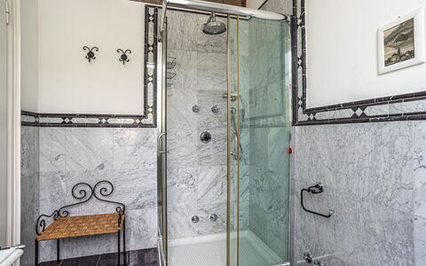 Gallietta: Idraulico Fixture, Bagno, Interior Design, Pavimentazione, Idraulico, Pavimento, Doccia, Illuminazione, Piastrella, Rubinetto
