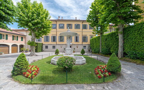 Gallietta: Costruzione, Finestra, Zona Residenziale, Arbusto, Estate, Insediamento Umano, Casa, Giardino, Dimora