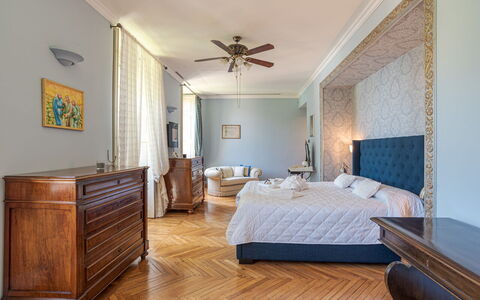 Gallietta: Mobilia, Letto, Interior Design, Camera Da Letto, Pavimentazione, Lenzuolo, Pavimento, Bedding, Legna, Camera