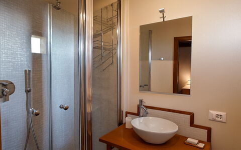 Novellina: Lavandino Del Bagno, Parete, Interior Design, Idraulico Fixture, Pavimentazione, Legna, Pavimento, Specchio, Bagno, Lavello