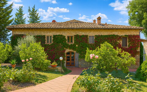 Novellina: Arbusto, Giardino, Casa, Agriturismo, Estate, Prato, Landscaping, Cortile, Hacienda