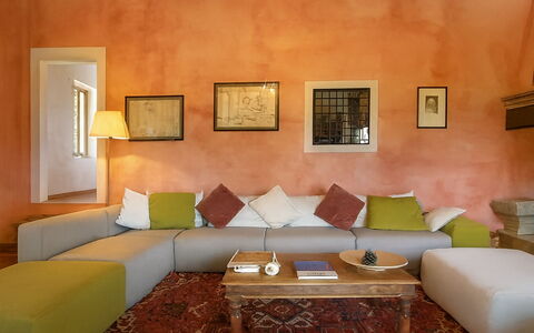Novellina: Mobilia, Interior Design, Pavimentazione, Pavimento, Tessile, Divano, Casa, Illuminazione, Marrone, Soggiorno