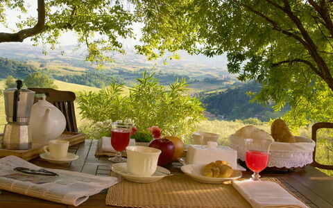 Novellina: Tavola, Mobilia, Tavolo, Cibo, Bicchieri, Tovaglia, Serveware, Dishware, Piatto, Prima Colazione