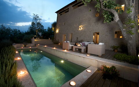 Asolina Villa: Parete, Piscina, Architettura, Mobili Da Esterno, Materiale Composito, Casa, Vaso Di Fiori, Estate, Giochi D'Acqua, Cortile
