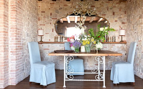 Asolina Villa: Mobilia, Interior Design, Tavolo, Legna, Sedia, Sala Da Pranzo, Illuminazione, Cucina & Sala Da Pranzo Tavolo, Camera, Lampadario