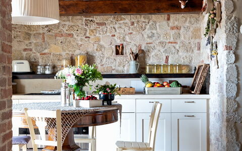 Asolina Villa: Mobilia, Parete, Interior Design, Legna, Cucina, Pavimentazione, Sedia, Tavolo, Cucina & Sala Da Pranzo Tavolo, Casa