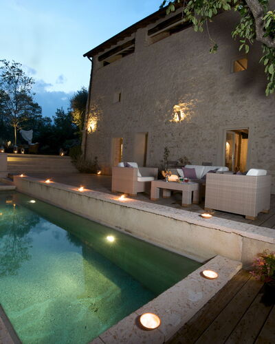 Asolina Villa: Parete, Piscina, Architettura, Mobili Da Esterno, Materiale Composito, Casa, Vaso Di Fiori, Estate, Giochi D'Acqua, Cortile