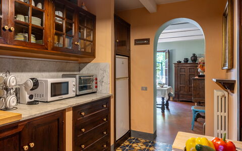 Podere la Botte, Pool, Lari: Mobilia, Interior Design, Cabinetry, Pavimentazione, Legna, Pavimento, Controsoffitto, Cucina, Cassetto, Credenza