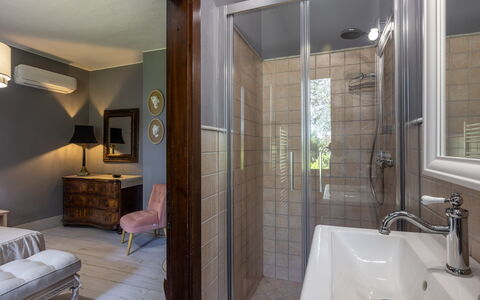 Podere la Botte, Pool, Lari: Interior Design, Parete, Pavimentazione, Pavimento, Idraulico Fixture, Bagno, Soffitto, Illuminazione, Camera, Mobilia