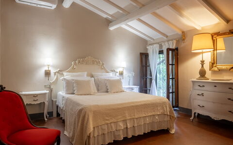 Podere la Botte, Pool, Lari: Mobilia, Letto, Interior Design, Camera Da Letto, Bedding, Lenzuolo, Tessile, Biancheria, Pavimento, Pavimentazione