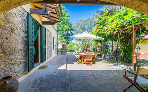 Podere la Botte, Pool, Lari: Porta, Vaso Di Fiori, Flagstone, Giardino, Shade, Pianta Della Casa, Landscaping, Hacienda, Cobblestone, Cortile