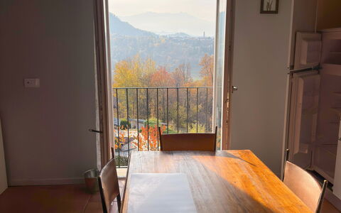 Alma Montis - Frabosa Sottana: Mobilia, Legna, Tavolo, Cucina & Sala Da Pranzo Tavolo, Sedia, Pavimentazione, Pavimento, Interior Design, Sala Da Pranzo, Camera