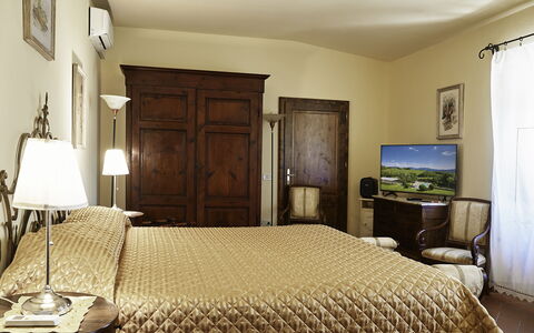Villa Medicea Lo Sprocco: Mobilia, Letto, Interior Design, Camera Da Letto, Bedding, Lenzuolo, Parete, Legna, Camera, Pavimentazione