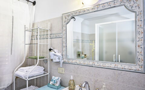 Villa Medicea Lo Sprocco: Interior Design, Idraulico Fixture, Bagno, Specchio, Idraulico, Pavimento, Rubinetto, Camera, Lavello, Lavandino Del Bagno