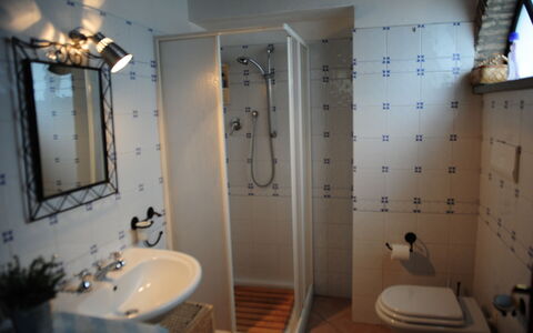 Villa Vindelbono: Idraulico Fixture, Pavimentazione, Pavimento, Bagno, Interior Design, Lavandino Del Bagno, Rubinetto, Idraulico, Camera, Lavello