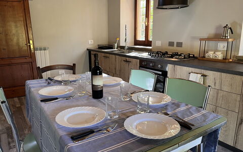 Villa Vindelbono: Mobilia, Legna, Interior Design, Tavolo, Pavimentazione, Cucina & Sala Da Pranzo Tavolo, Sedia, Illuminazione, Cucina, Camera