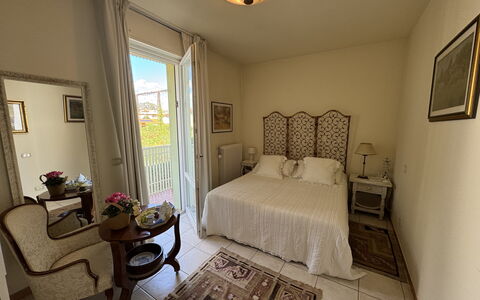 Liz: Mobilia, Pavimentazione, Pavimento, Interior Design, Illuminazione, Camera Da Letto, Letto, Camera, Biancheria, Bedding