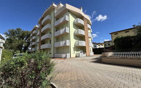 Liz: Zona Residenziale, Appartamento, Condominio, Balcone, Sobborgo, Hotel