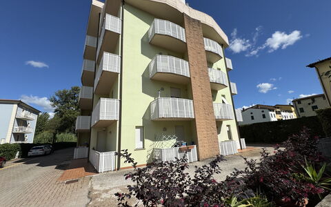 Liz: Zona Residenziale, Appartamento, Condominio, Balcone, Sobborgo, Hotel