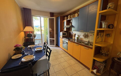 Liz: Pavimentazione, Pavimento, Interior Design, Mobilia, Appartamento, Cucina, Camera, Apparecchio Major, Sedia, Controsoffitto