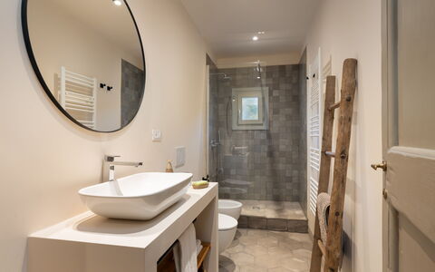 La Morella: Bagno, Idraulico Fixture, Pavimentazione, Parete, Interior Design, Pavimento, Specchio, Gabinetto, Lavandino Del Bagno, Lavello